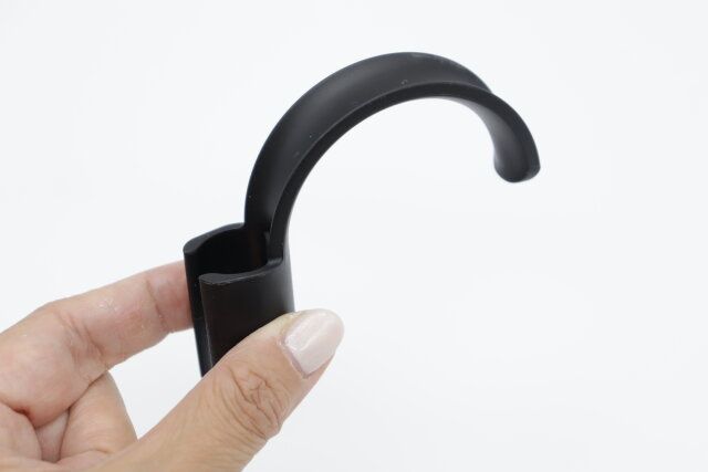 セリアの両手が自由に使える傘ハンドルホルダーは傘のハンドルに装着して使う