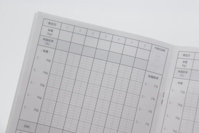 セリア体重記録ノートは体重と体脂肪率をグラフで記入できる