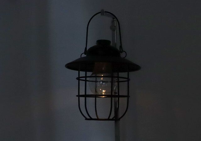 スタンダードプロダクツのソーラーライトはフックに吊るして設置できる