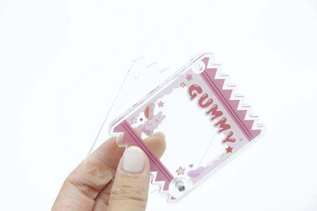 セリアのシャカシャカフレームキーホルダー お菓子風はスライド開閉式