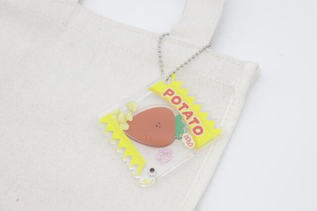 セリアのシャカシャカフレームキーホルダー お菓子風は中身を入れて自由にカスタマイズできる