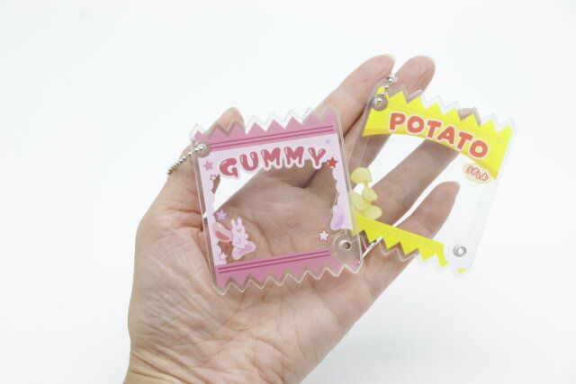 セリアのシャカシャカフレームキーホルダー お菓子風のグミとポテチのパッケージ風デザイン