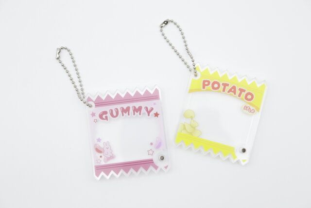 セリアのシャカシャカフレームキーホルダー お菓子風