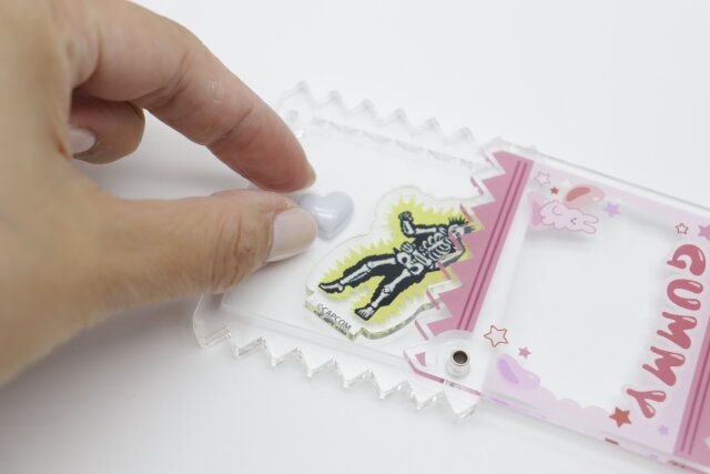 セリアのシャカシャカフレームキーホルダー お菓子風はアクスタを入れてキーホルダーが作れる