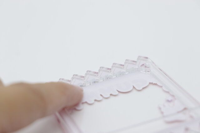 セリアのシャカシャカフレームキーホルダー お菓子風は厚さ3mmまでのパーツを入れられる