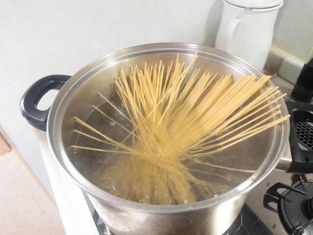 パスタを茹でる。