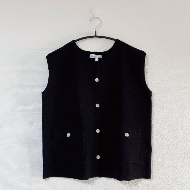 黒のニットベスト