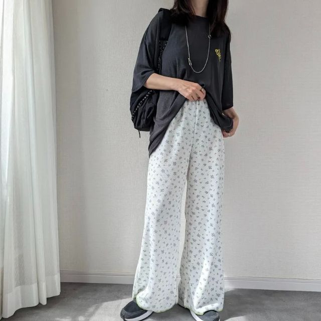 ハナガライージーパンツを着たコーデ