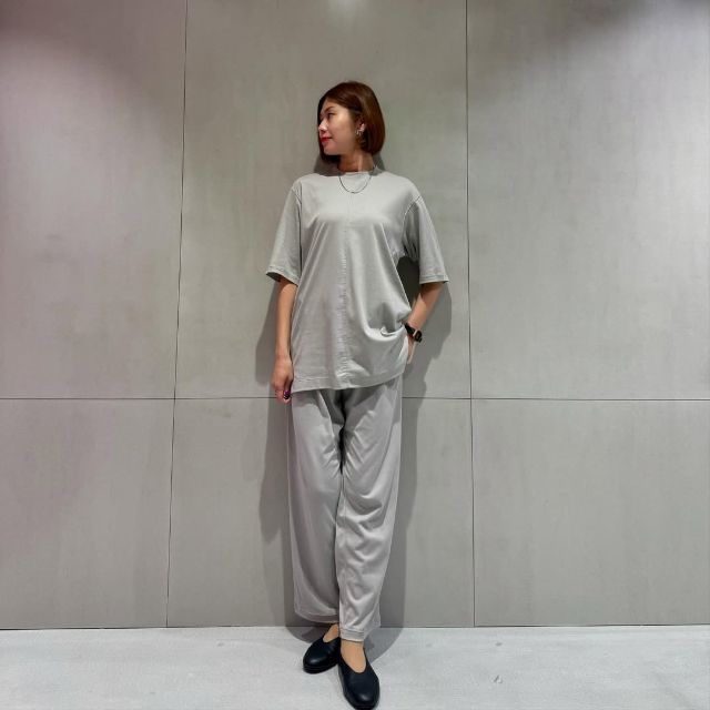 スムースジャージー半袖プルオーバーとスムースジャージーリラックスパンツのコーデ