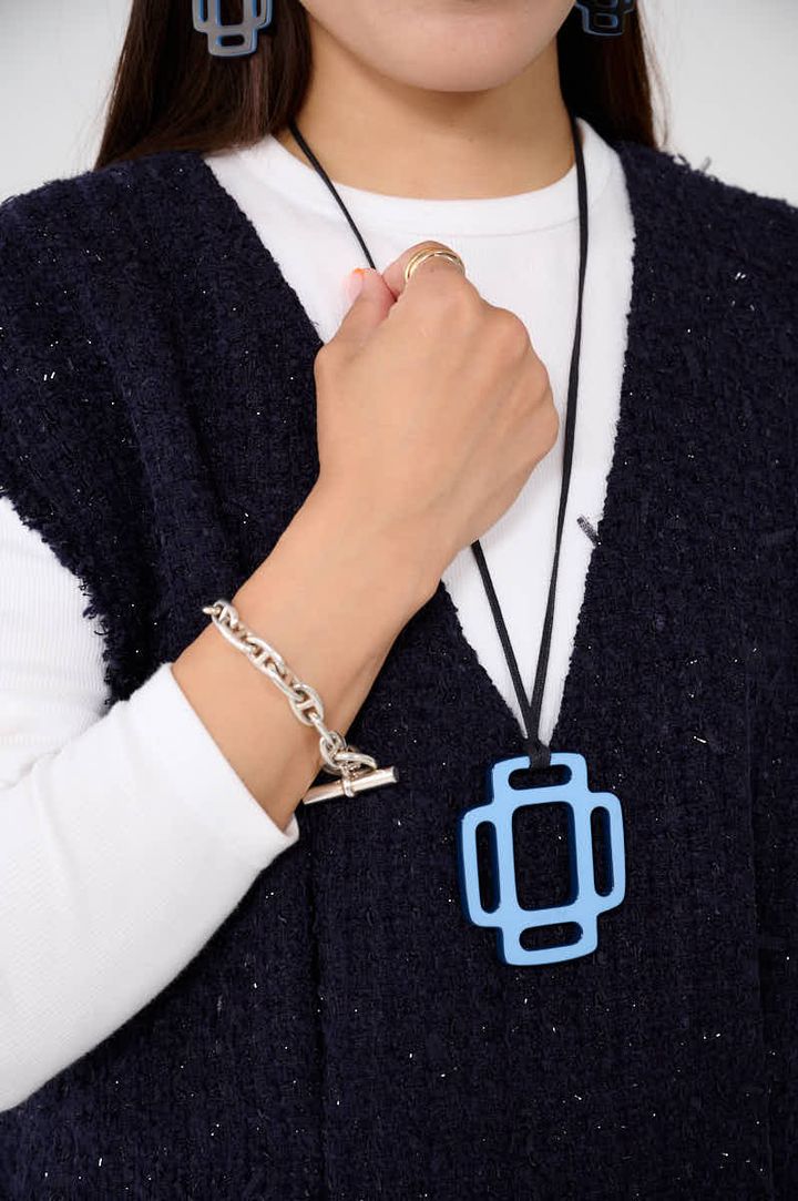 クラウドチームVERY髙松愛梨のトッズの白っぽローファーCDのアクセはエルメス