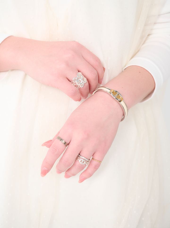 クラウドチームVERY宮澤美那のトッズの白っぽローファーコーディネートのジュエリーはエルメス中心