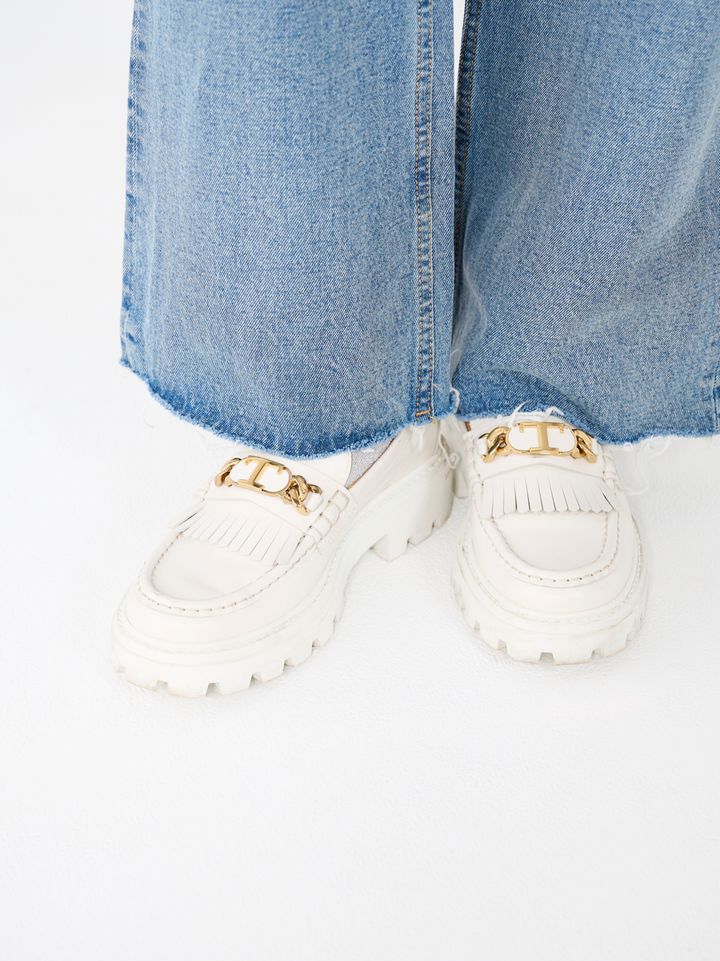 クラウドチームVERY宮澤美那のトッズの白っぽローファー