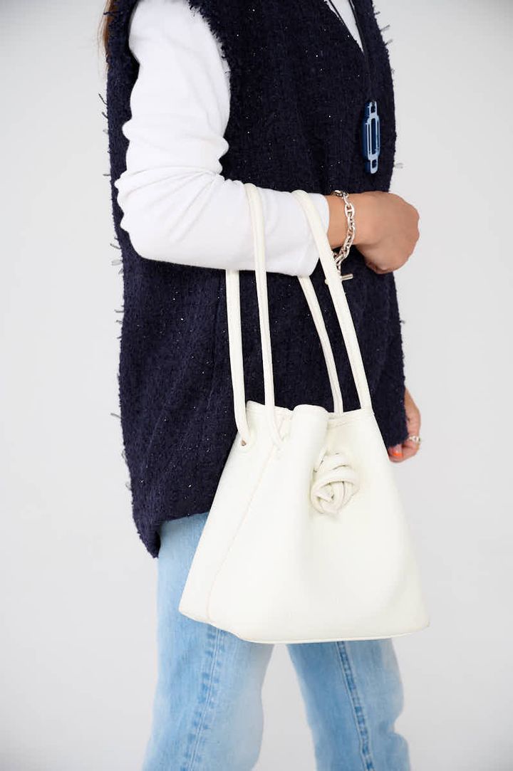 クラウドチームVERY髙松愛梨のトッズの白っぽローファーCDのバッグ