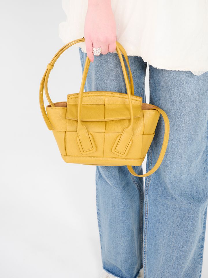 クラウドチームVERY宮澤美那のトッズの白っぽローファーコーディネートのバッグはボッテガヴェネタ