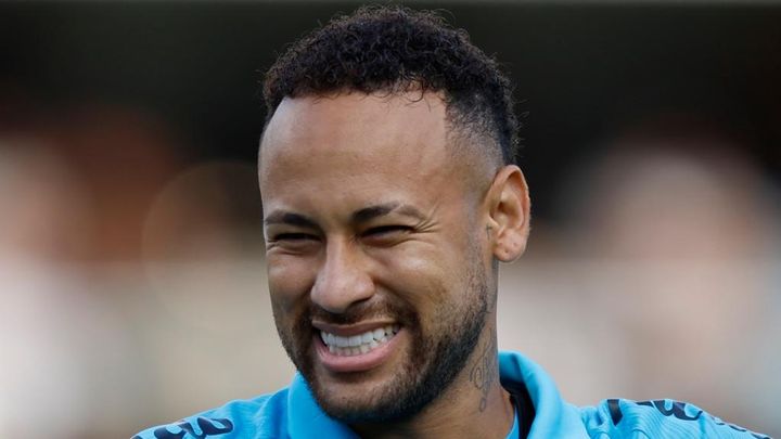 ネイマール、なんと体重280キロの巨漢20歳と対決して股抜きする