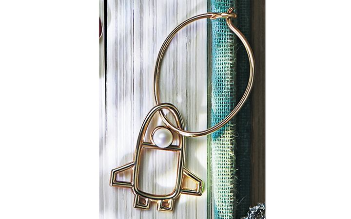 アリータのロケットモチーフのピアス