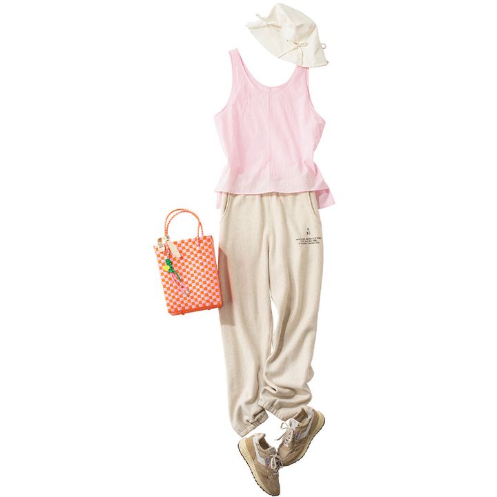 スウェットパンツはピンクのタンクトップで部屋着感を払拭