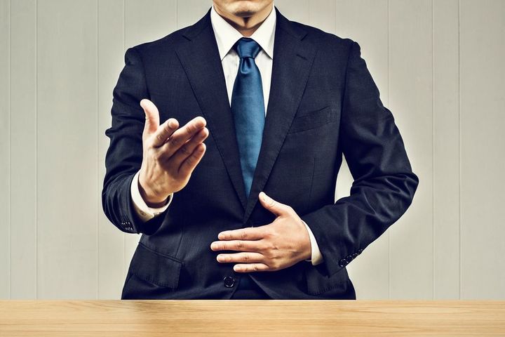 説明するビジネスマン