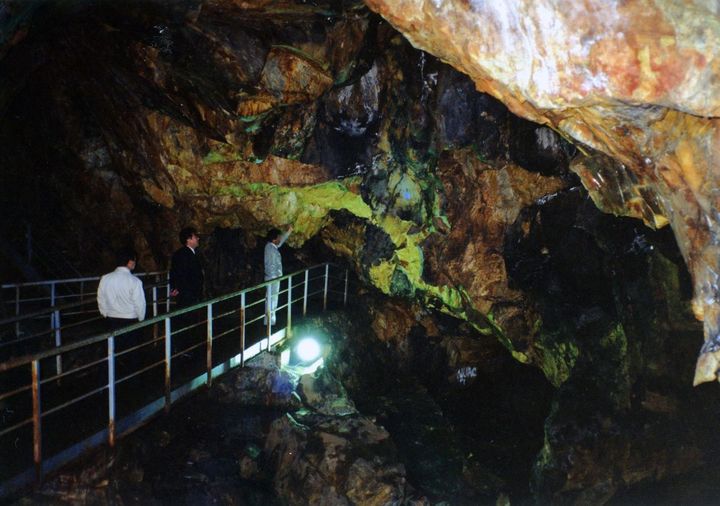 温泉街から徒歩15分ほどにある「延沢銀坑洞」
