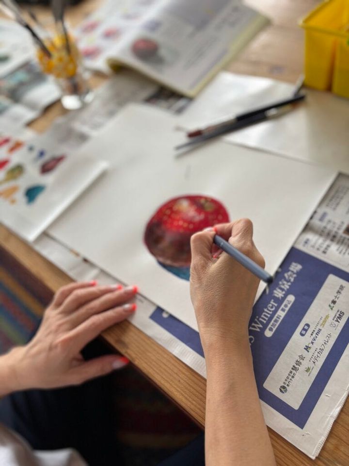 リンゴの絵に色づけをしているところ