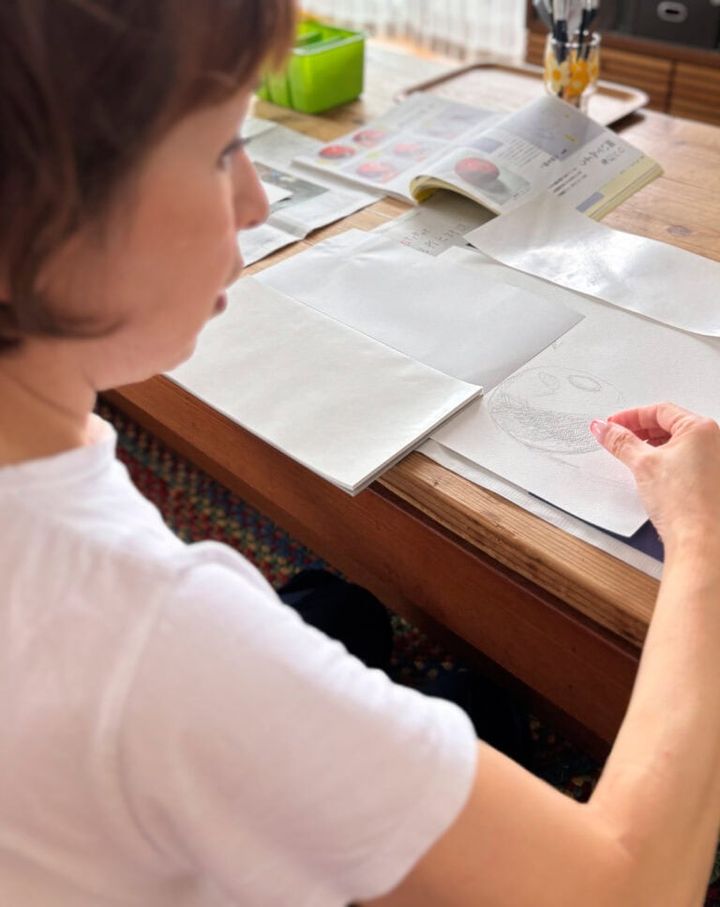 リンゴを描いているところ