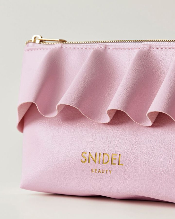 立体フリルがゴージャスなスナイデル ビューティのポーチ