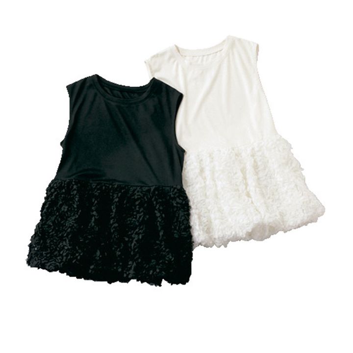 フリルつきノースリーブトップス