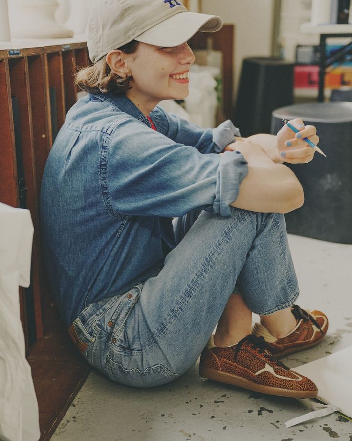 デニムオンデニムでパリジャンを気取って。派手柄スニーカーで遊ぼう【FUDGE dig.｜バランス上手なあの子がお手本！ローテクスニーカーの着こなしレッスン- 04】