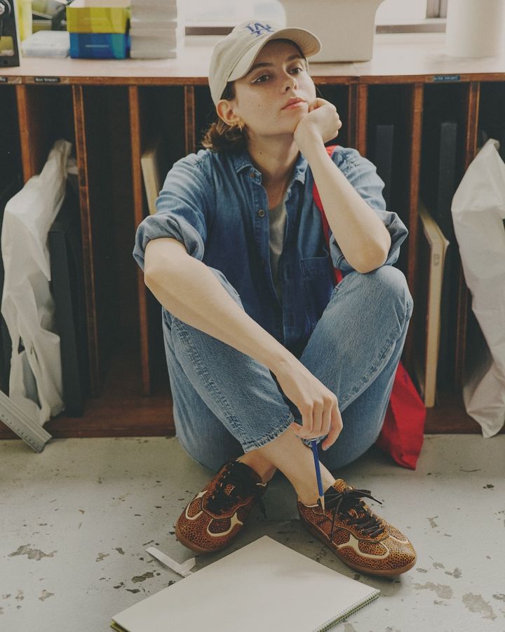 デニムオンデニムでパリジャンを気取って。派手柄スニーカーで遊ぼう【FUDGE dig.｜バランス上手なあの子がお手本！ローテクスニーカーの着こなしレッスン- 04】