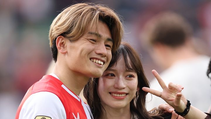 「美男美女」「すごく幸せそうで涙でてきた」26歳日本代表FW、モデル妻とのラブラブ写真を公開
