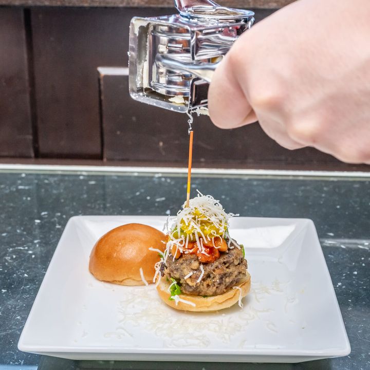 フレンチシェフが作る、南仏風ハンバーガー～目の前で仕上げる削りたてチーズの芳香〜