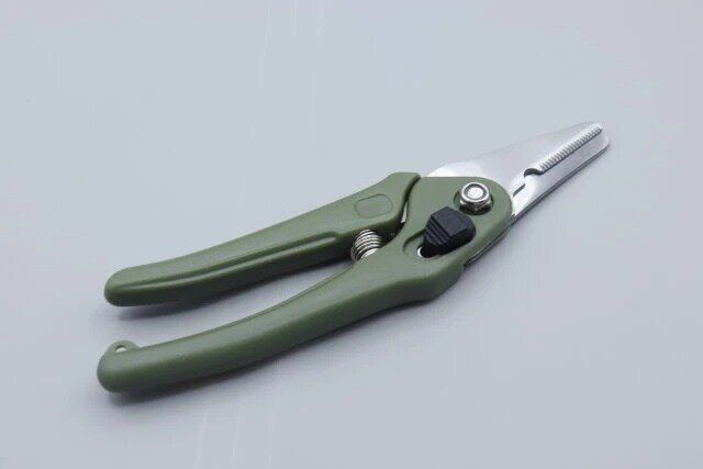 ダイソーの園芸万能ハサミ1