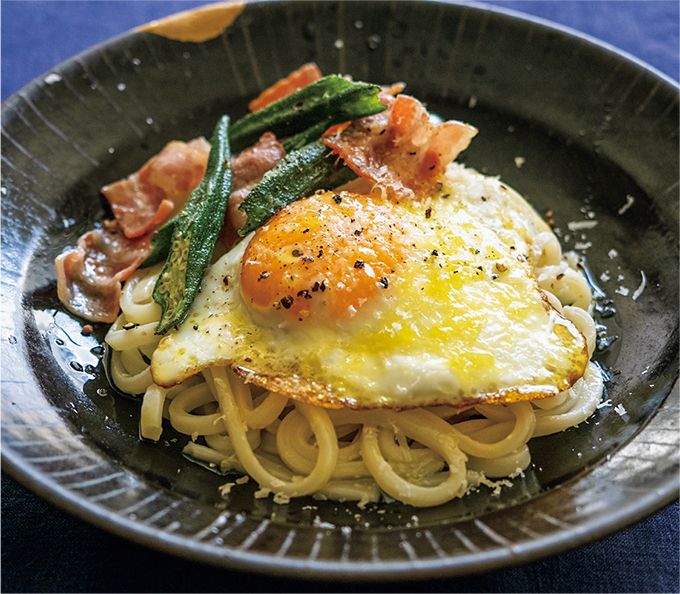 ベーコンはカリッ！目玉焼きどーん！冷凍うどんで作る「目玉焼きとオクラののっけうどん」【最新号からちょっと見せ】の画像1