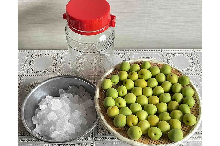 ▲青梅と氷砂糖、保存容器があれば、すぐに仕込めます！