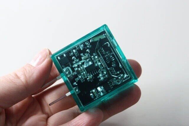 ダイソーのUSB ACアダプター（3.4A、2ポート、ミントグリーン）2