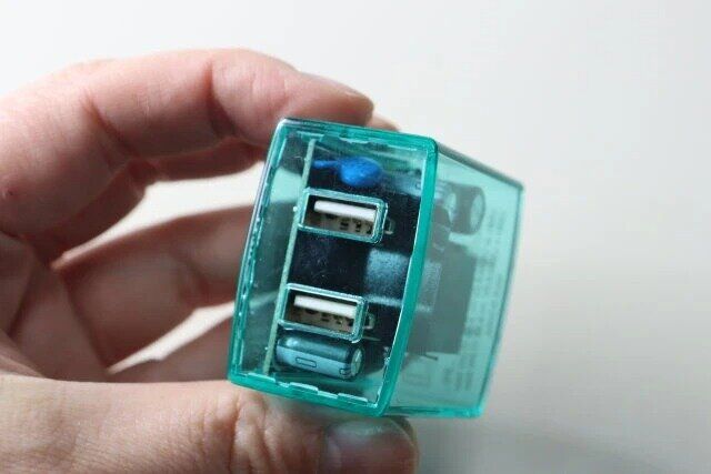 ダイソーのUSB ACアダプター（3.4A、2ポート、ミントグリーン）3