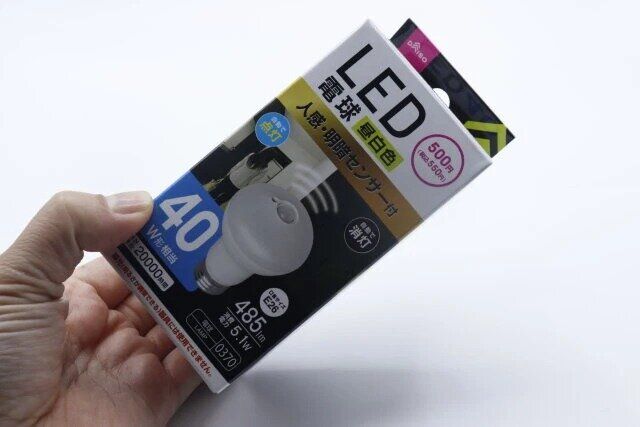 ダイソーのLED電球人感センサー付き（40W形相当、昼白色）2