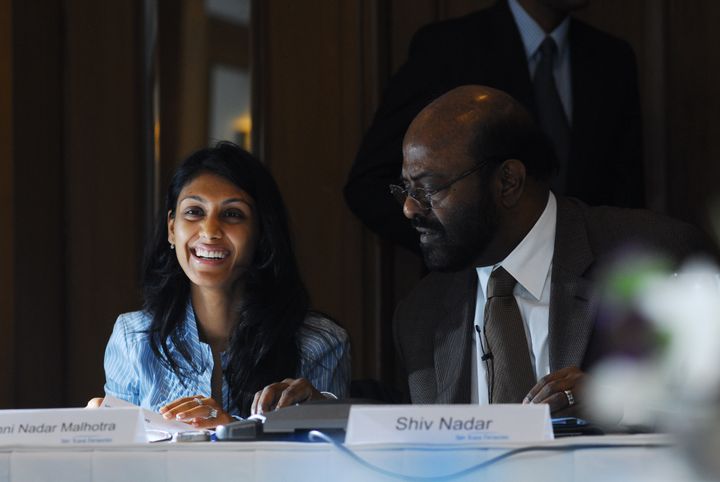 ニューデリーで開催されたプレスカンファレンスに参加。父シヴ・ナダール（右）とともに。2010年撮影。Photo_ Pradeep Gaur/Mint via Getty Images