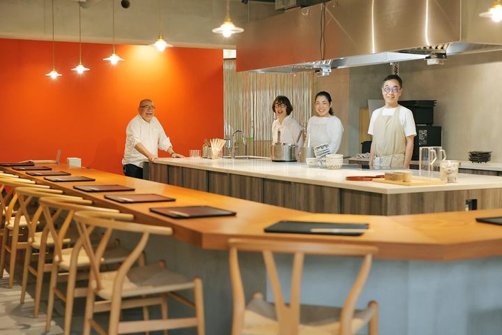 左から、写真家の久保田康夫さん、「オランダスタイル」のフラワーアーティスト・永田淳子さん、料理担当の久保田直美さん、「じんぐうみち萬樹」店主の永田昌彦さん