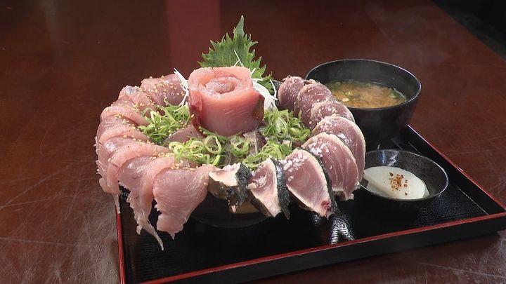 6月24日放送の「ヒューマングルメンタリー オモウマい店」に登場する「浮気者丼（まぐろ・かつおたたき）」（中京テレビ提供）