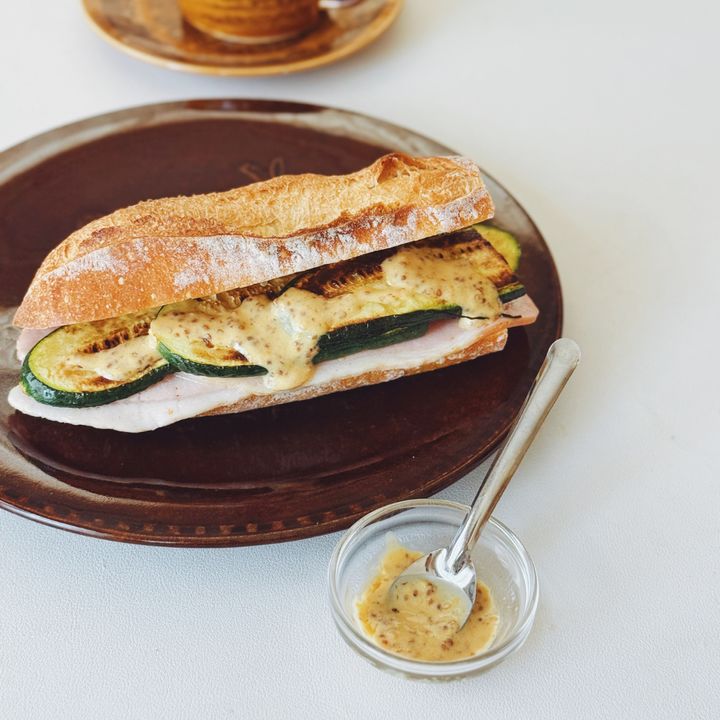 明日のランチはこれ！フランスパンで作る、ズッキーニ×ハムの簡単サンド【パン好きなsumire.のバゲットサンドのレシピ vol.43〜レシピで旅するヨーロッパ〜】