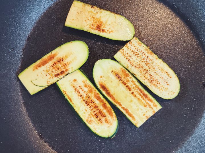 明日のランチはこれ！フランスパンで作る、ズッキーニ×ハムの簡単サンド【パン好きなsumire.のバゲットサンドのレシピ vol.43〜レシピで旅するヨーロッパ〜】