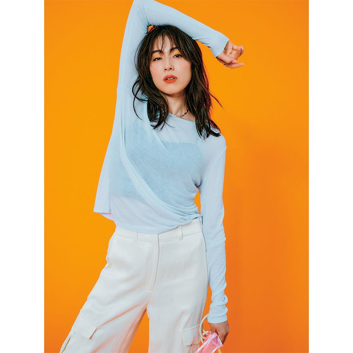 シアーロンTとブルーのキャミのレイヤードスタイル