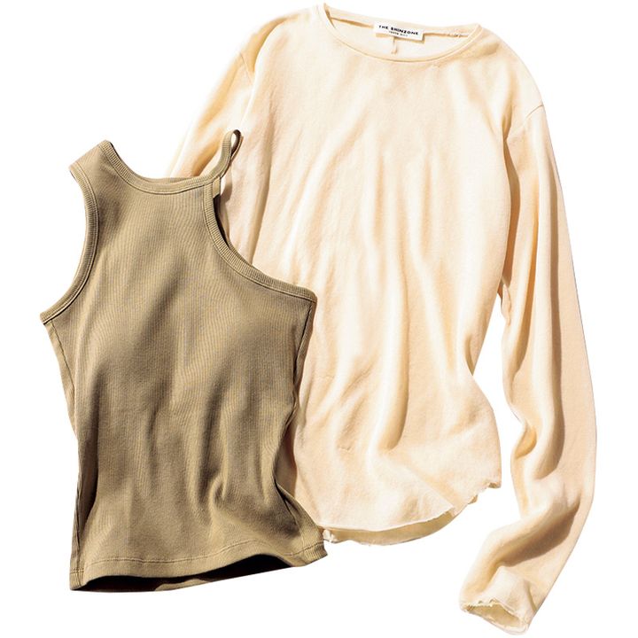 ベージュのロンTとタンクトップのトーンオントーン