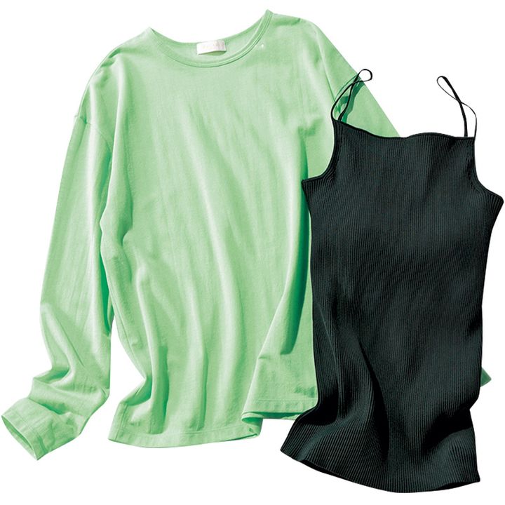 明るいグリーンのロンTにキャミの組み合わせ