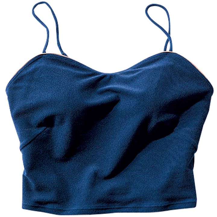 インに着たブルーのキャミ