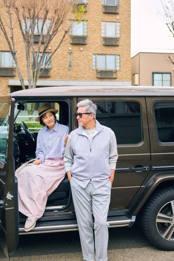 シャツ¥19,800／ペイ デイ×ジーンズ ファクトリー（ジーンズ ファクトリー 卸団地本店）、スカート¥18,700／アンクレイヴ、ショルダーバッグ〔H20×W21×D3.5㎝〕¥69,300／ロンシャン（ロンシャン・ジャパン）、ローファー〔H4㎝〕¥26,400／銀座かねまつ（銀座かねまつ6丁目本店）、ハット¥45,100／ミュールバウアー（アッシュ・ペー・フランス）、イヤリング¥12,960／アビステ、バングル¥33,000／ウノアエレシルバーコレクション（ウノアエレ ジャパン） 【雄三】ベスト¥159,500、スエットプルオーバー¥139,700／ともにシーズ、パンツ¥31,900／ベルウィッチ（すべてアマン）、サングラス¥74,800／アイヴァン 7285（アイ ヴァン 7285 トウキョウ）