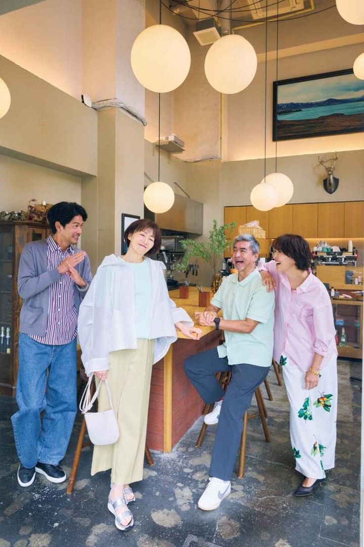 カーディガン¥8,990、ニット¥6,990／ともにプラステ、ジレ¥10,450、パンツ¥7,590／ともにアバハウス マヴィ（アバハウス インターナショナル オンラインストア）、シアーブルゾン¥51,700／ル フィル（ル フィル ニュウマン 新宿店）、ショルダーバッグ〔H20×W21×D3.5㎝〕¥69,300／ロンシャン（ロンシャン・ジャパン）、サンダル〔H6.5㎝〕¥36,300／銀座ヨシノヤ 【香織】シャツ¥19,800／シップス プライマリー ネイビー レーベル（シップスインフォメーションセンター）、パンツ¥27,500／カデュネ、パンプス¥74,800／ペリーコ（アマン）、ピアス¥27,060／ピニャッタ、ブレスレット¥19,800／アドラル（ともにズットホリック） 【雄三】ニット¥14,000／バナナ・リパブリック、パンツ¥3,990／ユニクロ、スニーカー¥12,430／ナイキ スポーツウェア（ナイキ カスタマーサービス） 【慎一】カーディガン¥17,600、シャツ¥24,200／ともにドレステリア（ドレステリア 渋谷スクランブルスクエア店）、デニムパンツ¥22,000／ニードバイヘリテージ（ゲストリスト）、シューズ¥24,000／バナナ・リパブリック