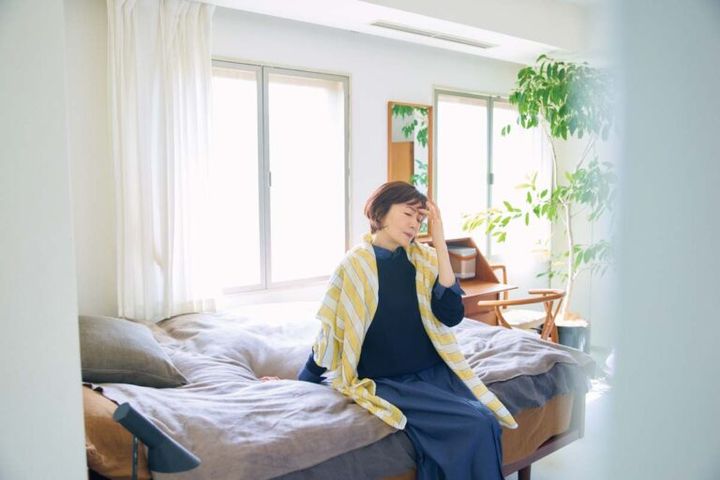 ニット¥7,990／アンフィーロ、シャツワンピース¥37,400／ティッカ、ストール¥5,490／ギャップ