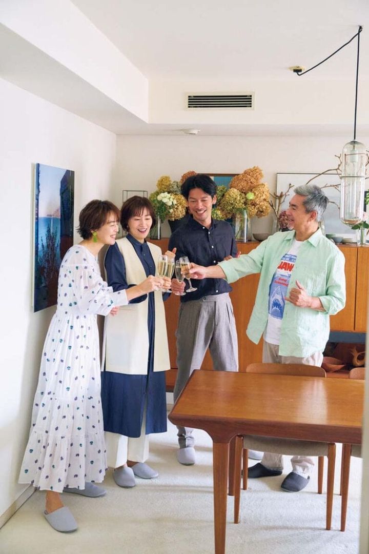 ジレ¥10,450、パンツ¥7,590／ともにアバハウス マヴィ（アバハウス インターナショナル オンラインストア）、シャツワンピース¥37,400／ティッカ、イヤリング¥15,840／ケネス・ジェイ レーン（ズットホリック） 【雄三】シャツ¥3,990、Tシャツ¥1,990©Universal City Studios LLC. ALL Rights Reserved.、パンツ¥3,990／すべてユニクロ 【慎一】シャツ¥46,200／フィナモレ、パンツ¥39,600／ベルウィッチ（ともにアマン） 【香織】ワンピース¥33,000／アルページュストーリーオリジナル、イヤリング¥8,140／アビステ